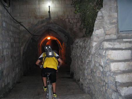רכיבה אורבאנית לילית בעיר העתיקה, והמון מדרגות