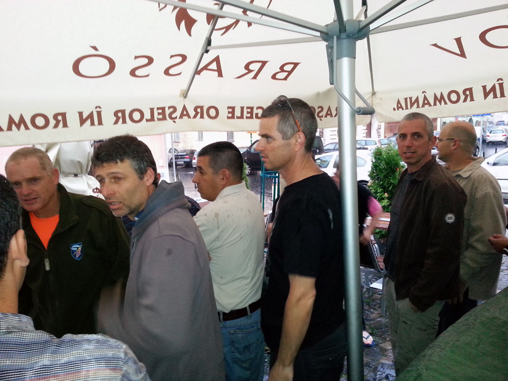 תופסים מכסה מהגשם בדרך למסעדה הארגנטינאית